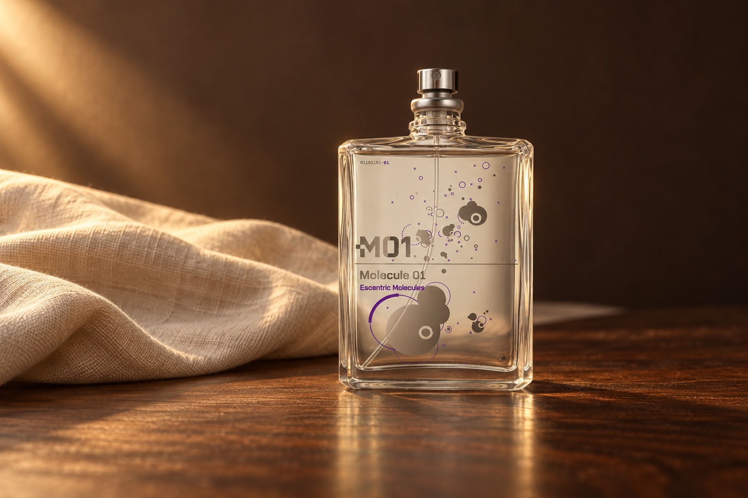 Molecule 01 в редакционной композиции с тёмным деревом и льном